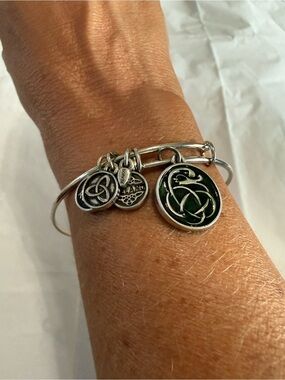SOLVAR Silver Tone Ireland Charm Bangle Trinity Knot Book of Kells Bracelet